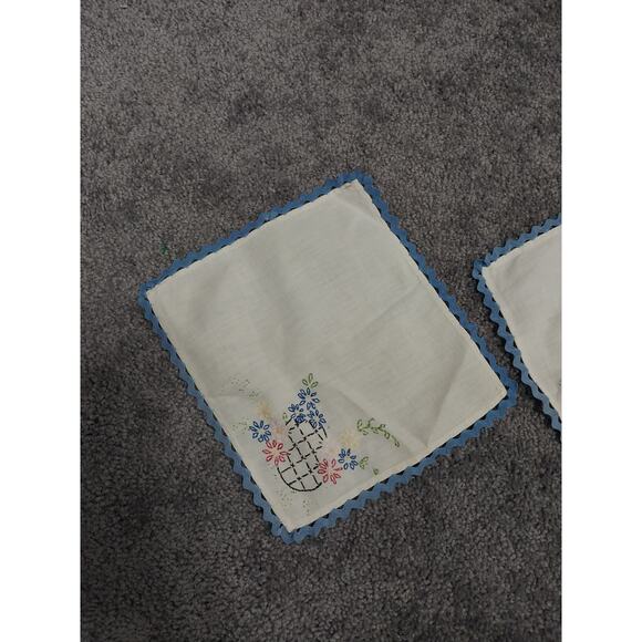 Vintage Embroidered Dollies Scalloped Edge Design 9" Pineapple Flowers Set Of 2 - Picture 4 of 5